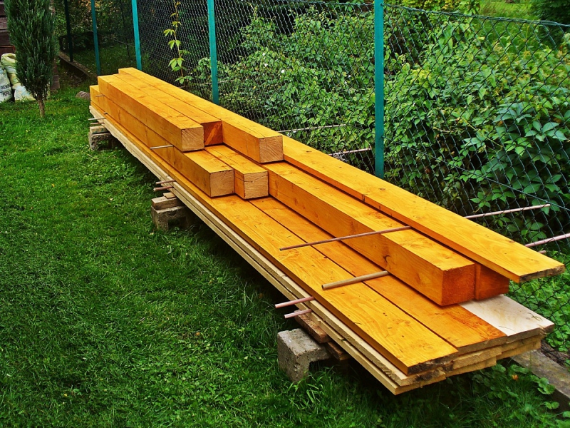 charpentier-ST JEAN CAP FERRAT-min_boards_the_rafters_joinery_tree_painting_wood_colored_paint-871508