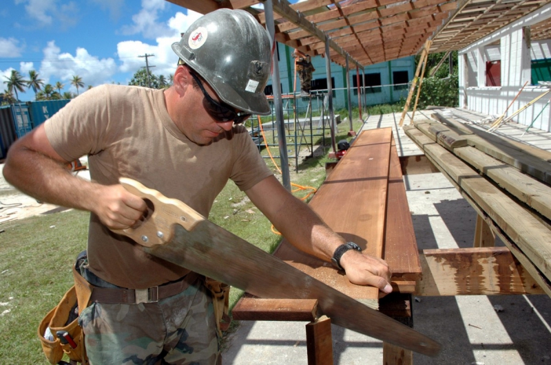 charpentier-ST JEAN CAP FERRAT-min_worker_construction_building_carpenter_male_job_build_helmet-893290